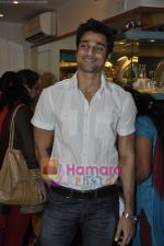 Hanif Hilal at Roopa Vohra collection launch in Juhu, Mumbai on 23rd Oct 2010 (3).JPG